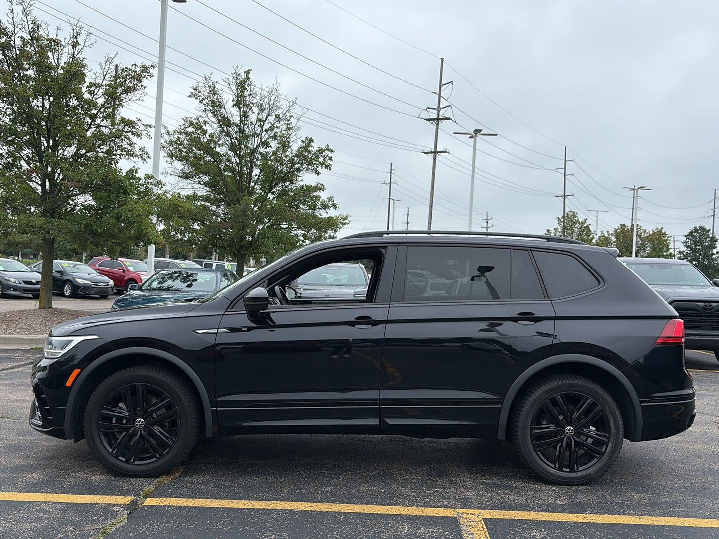 2022 Volkswagen Tiguan SE R-Line Black