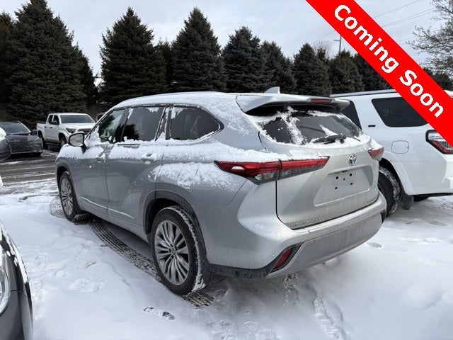 2023 Toyota Highlander Hybrid Platinum