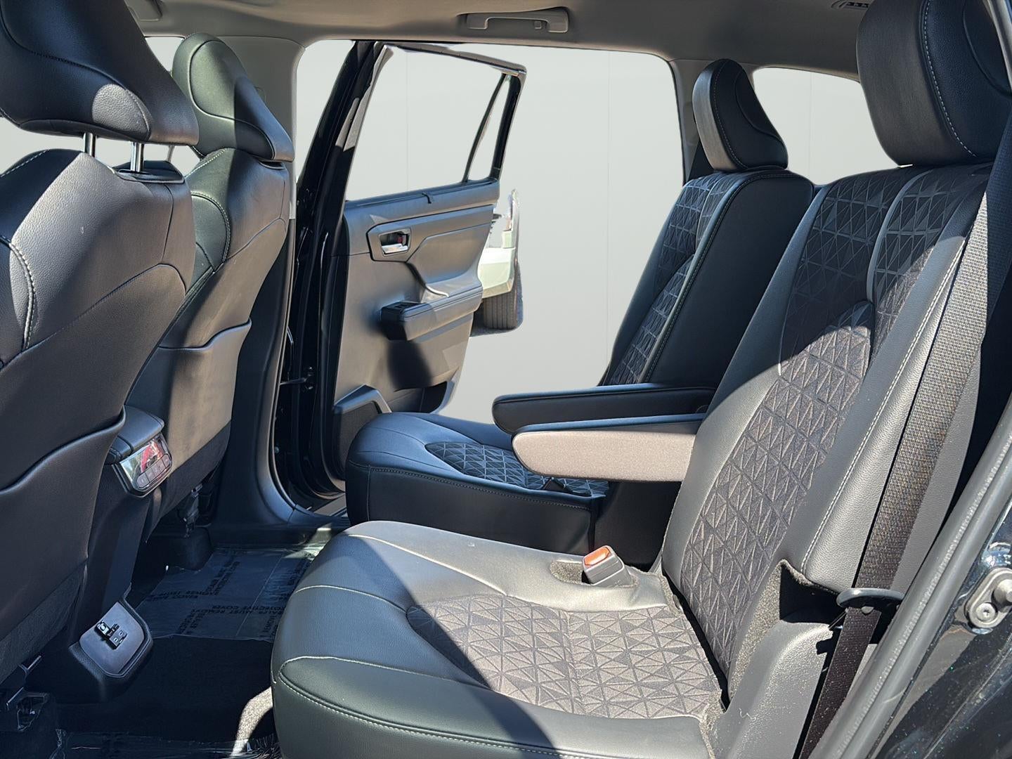 2025 Toyota Highlander Hybrid XLE Nightshade